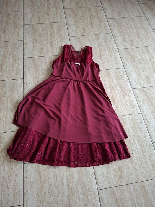 Vind rochiță mărimea 50.