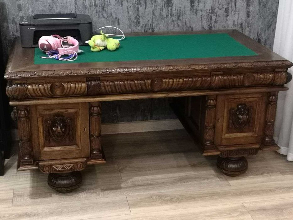 Антикварный письменный стол.