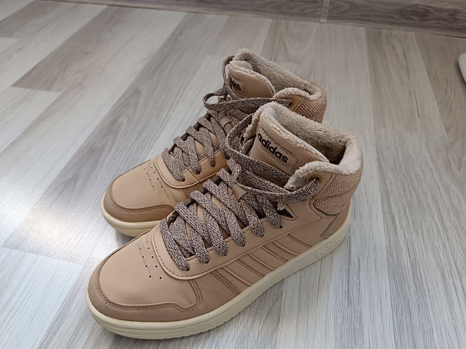 Бежови-кяфяви кецове