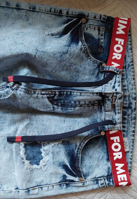 Продавам два чифта чисто нови дънки.