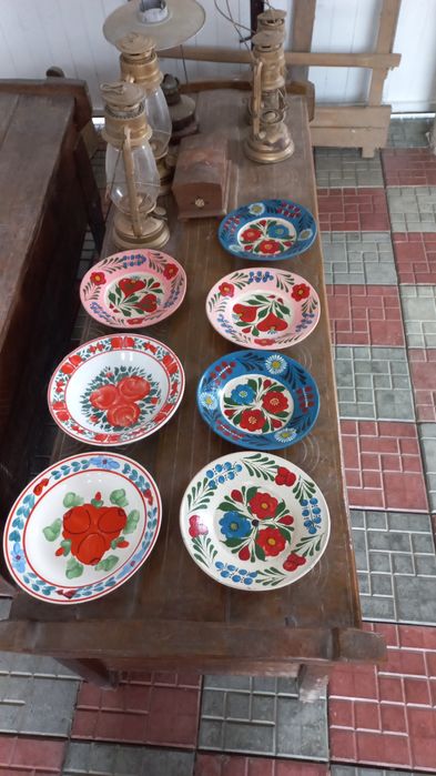Farfurii diferite, plus diverse obiecte vechi din lemn, țesături, l