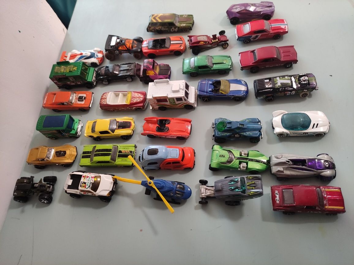 32 masinute Hot Wheels