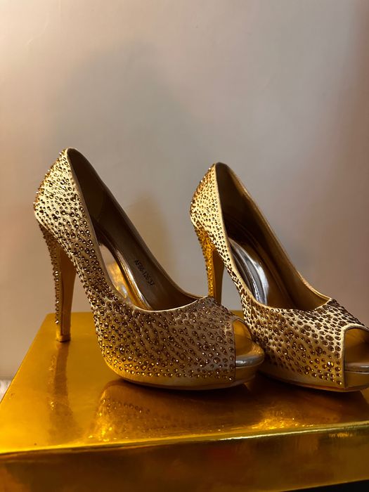 Златни токчета с камъчета