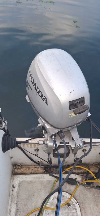 Извънбордов двигател Honda BF8 със стартер, щамбайн и документи.