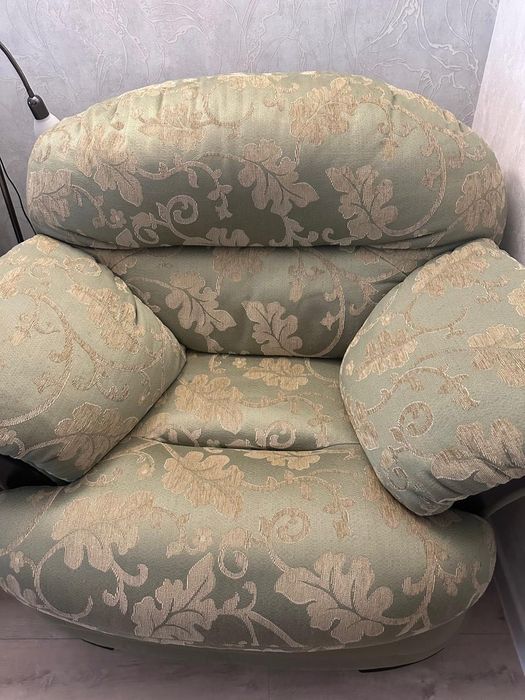 Продается Диван с екреслами