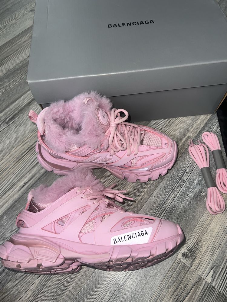 ОРИГИНАЛНИ Balenciaga Track кецове розови с пух