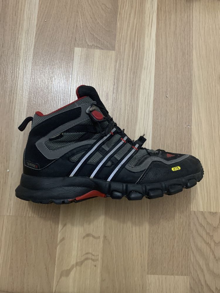 Ghete Adidas Goretex de iarnă