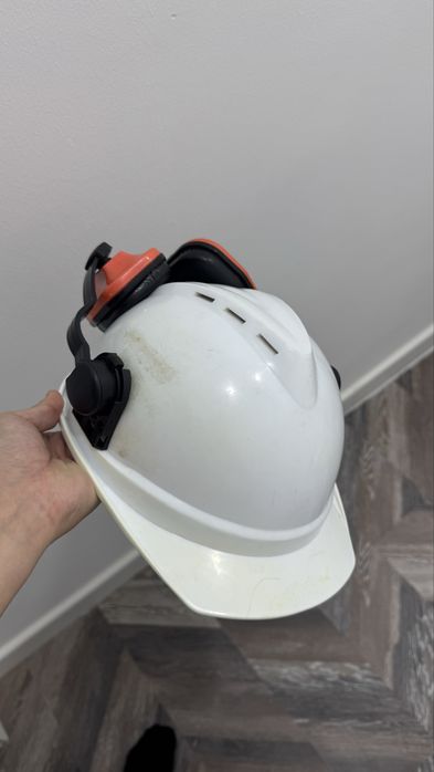 Продам каску с наушниками б/у