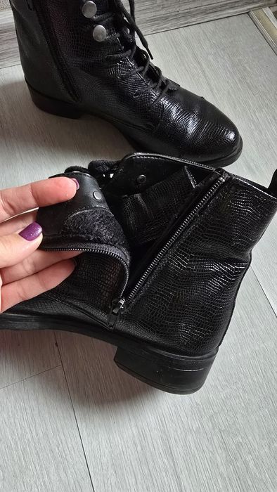 Продаю ботинки женские