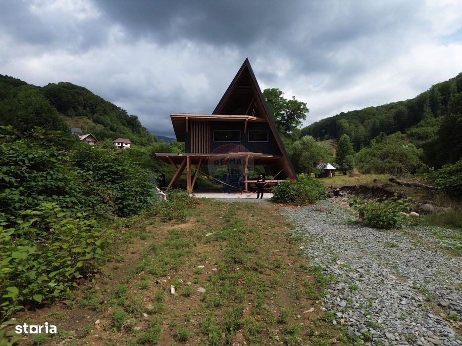 Cabană modernă tip A-frame de 312 m²  de vânzare în zona Firiza