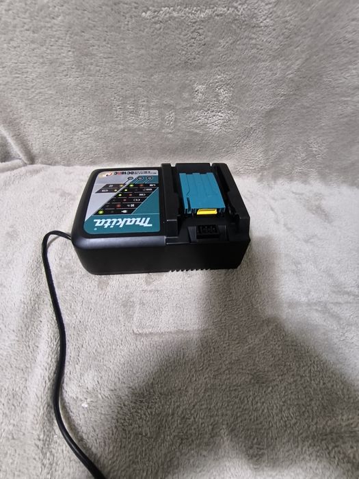 Încărcător Makita DC18RC (2022)