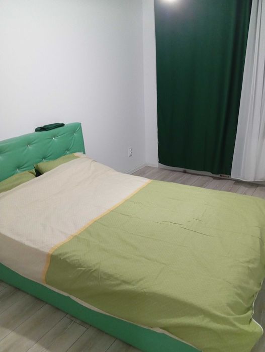 Proprietara, ofer cazare/gazda unei fete