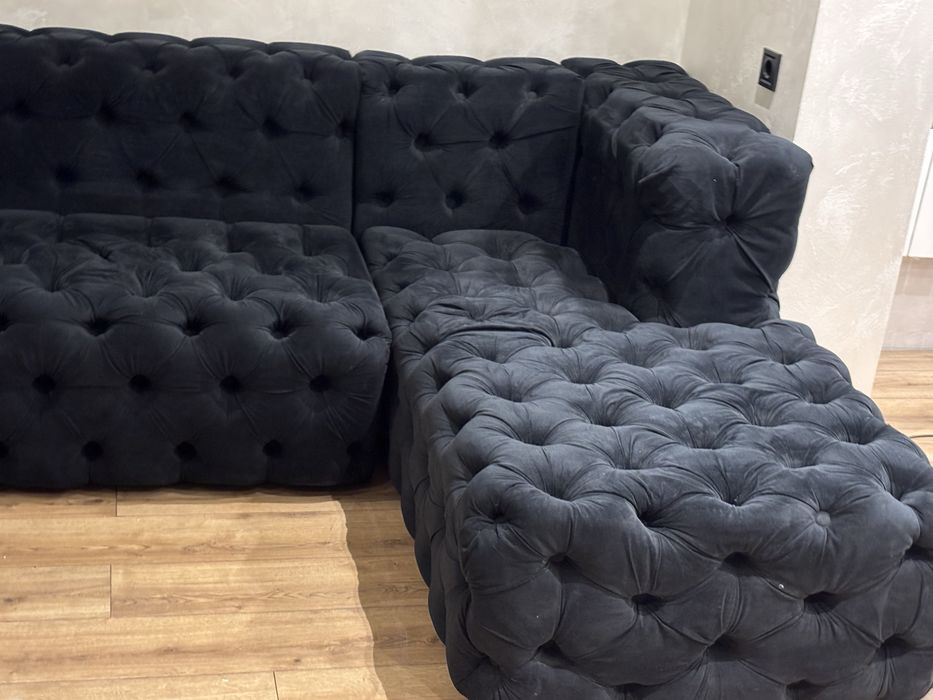 Голям капитониран диван