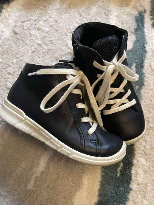 Ghete piele nu sunt imblanite marimea 25 cu 15 cm in interior !
