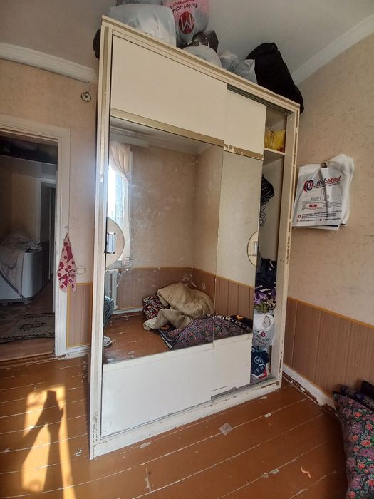 Шкаф сотаман ранги ок ойналий. Карши шахар