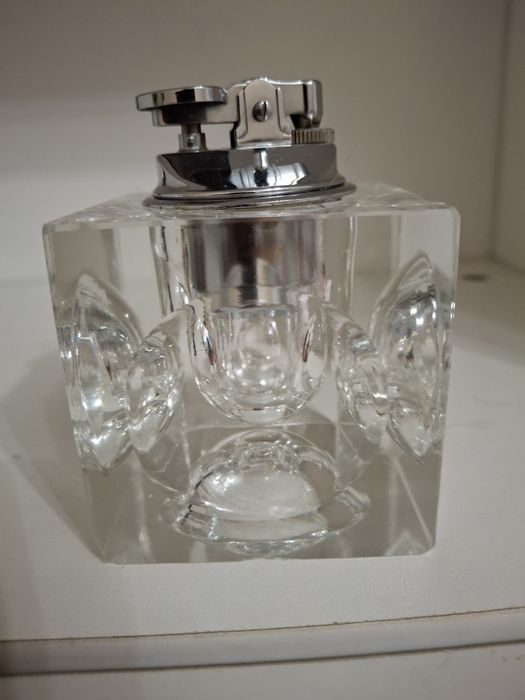 Зажигалка  и пепельница