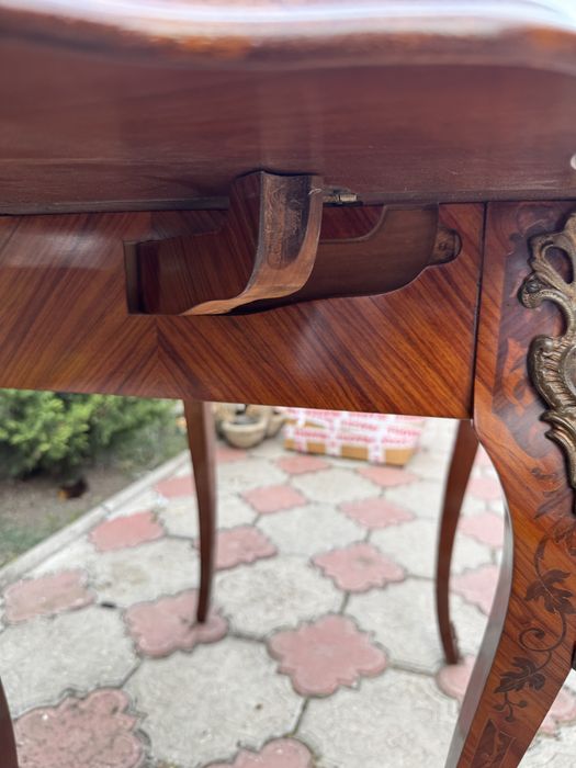 Masuta deosebita stil Louis XV, intarsii si elemente bronz