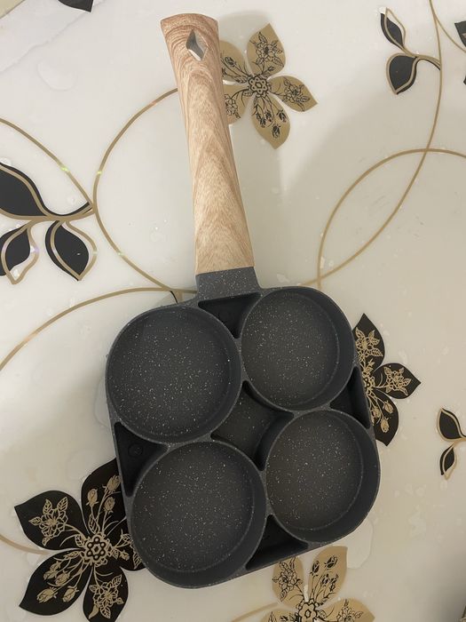 Сковородка с антипригарным покрытием и 4 отверстиями