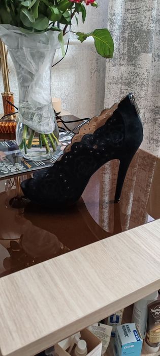 Нарядные женские туфли, материал кожа, смотрятся очень  стильно