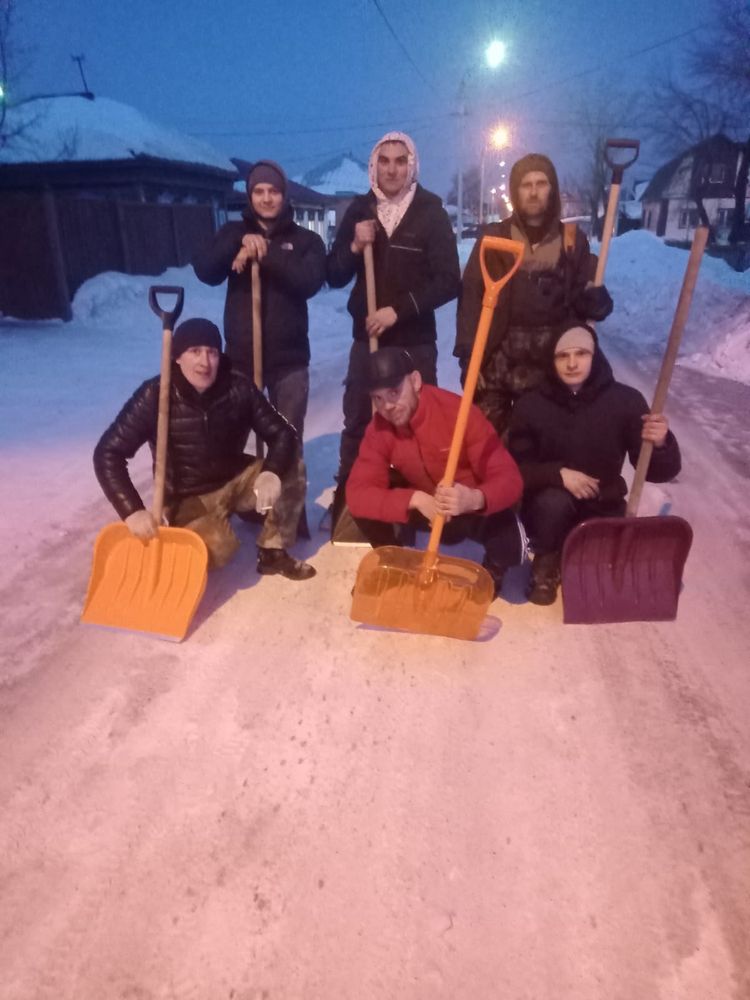 Уборка территорий,помощь на даче, разнорабочие, спил деревьев, копка.