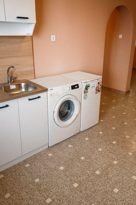 Тристаен апартамент в района на Колхозен пазар!