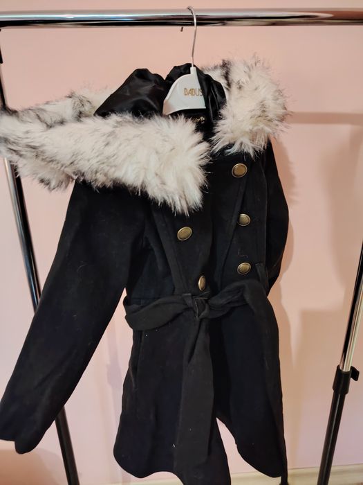 Детско палто с бял пух на качулката