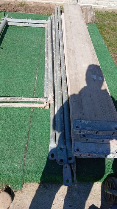 Vand 2 picioare de schela cu panouri de 3 metri din lemn