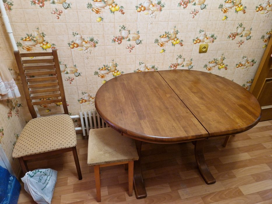 Кухонный стол со стульями
