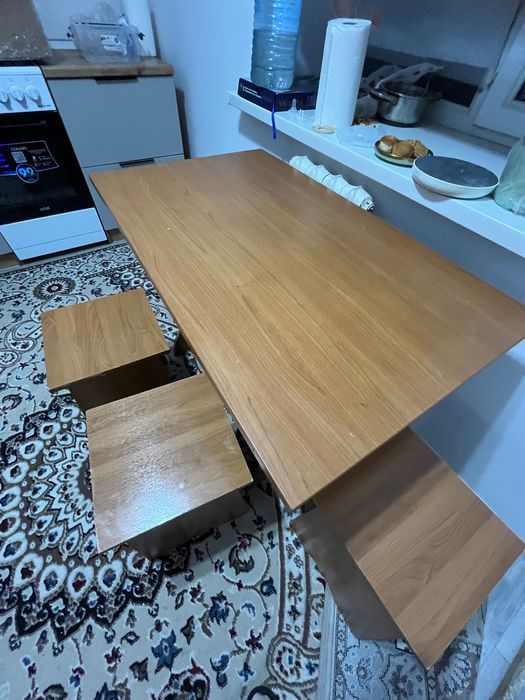 Стол со стульями