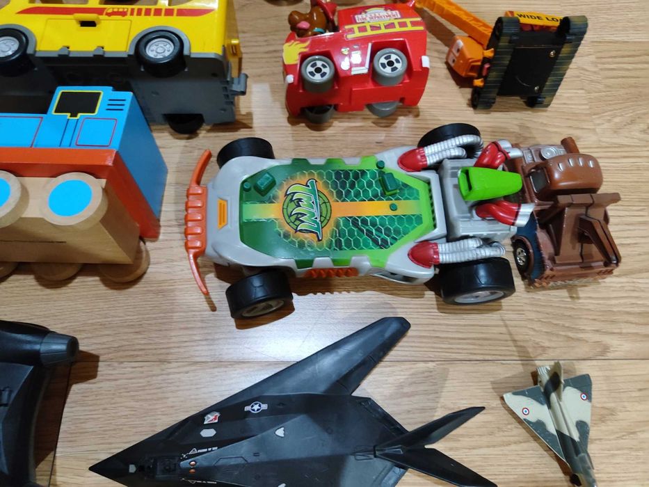 Машинки 28 штук большие и маленькие