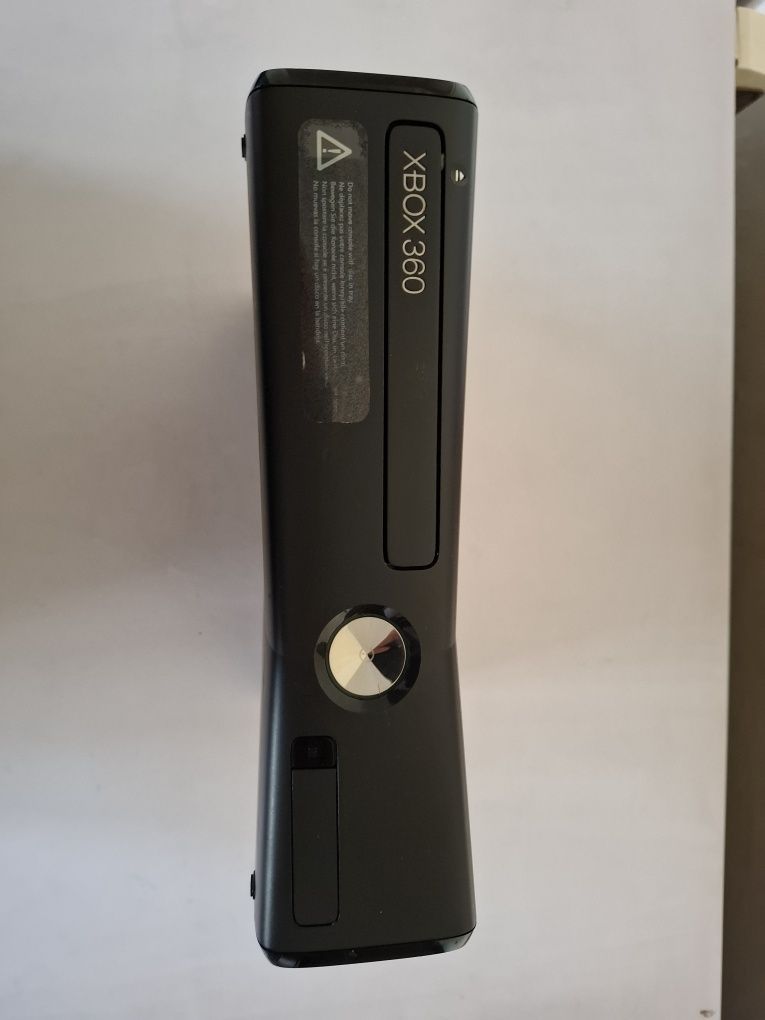 Xbox 360 с две игри