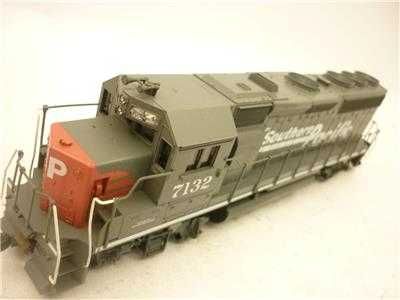 Дизелов локомотив EMD GP40-2 с габарит HO от Athearn,