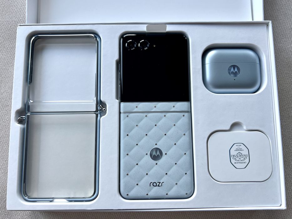Смартфон Motorola Razr 60 Ultra 256GB Swarovski Ново