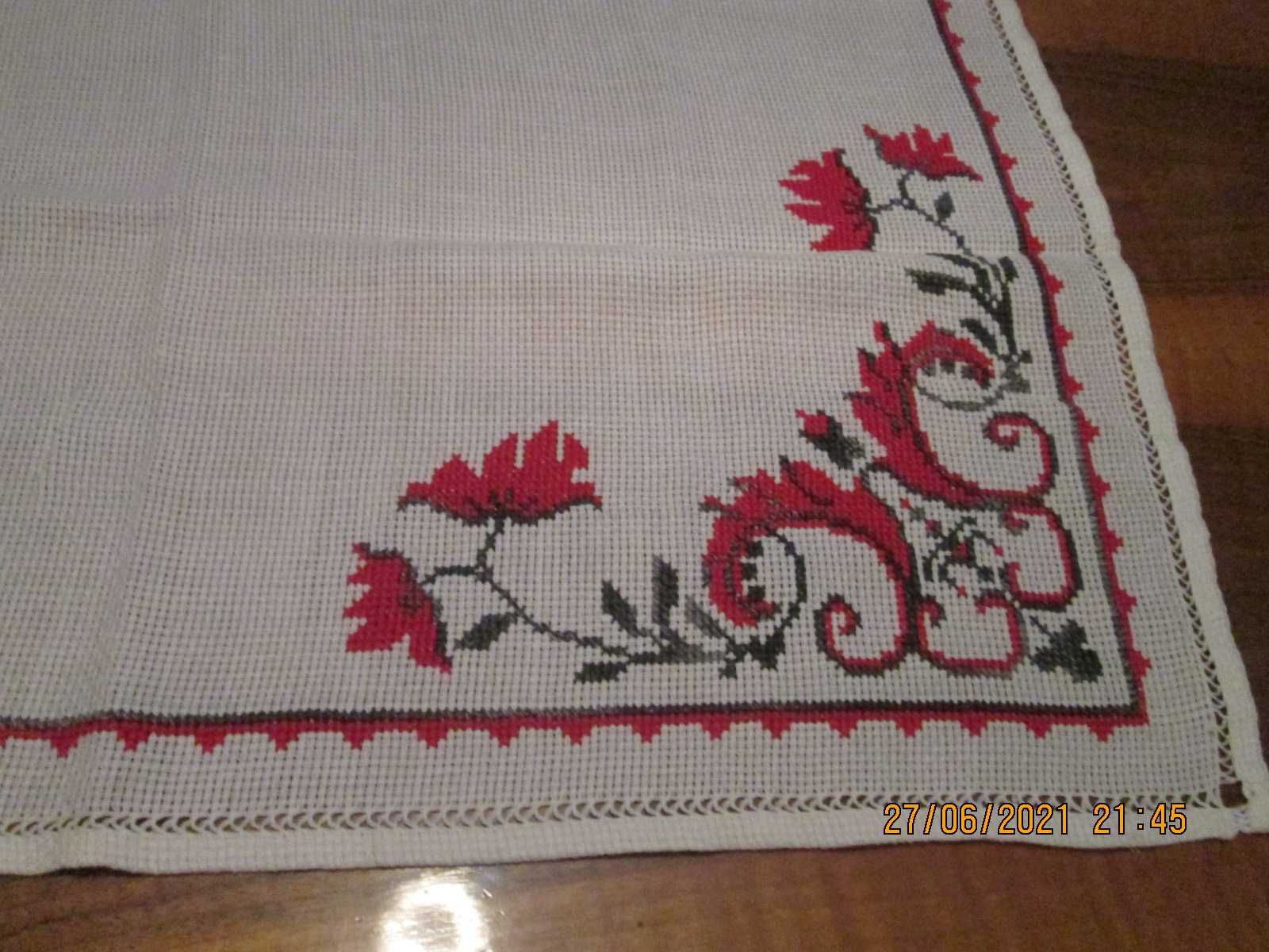 Broderii manuale pe etamina, anii '60-'70 (fete masa medii)