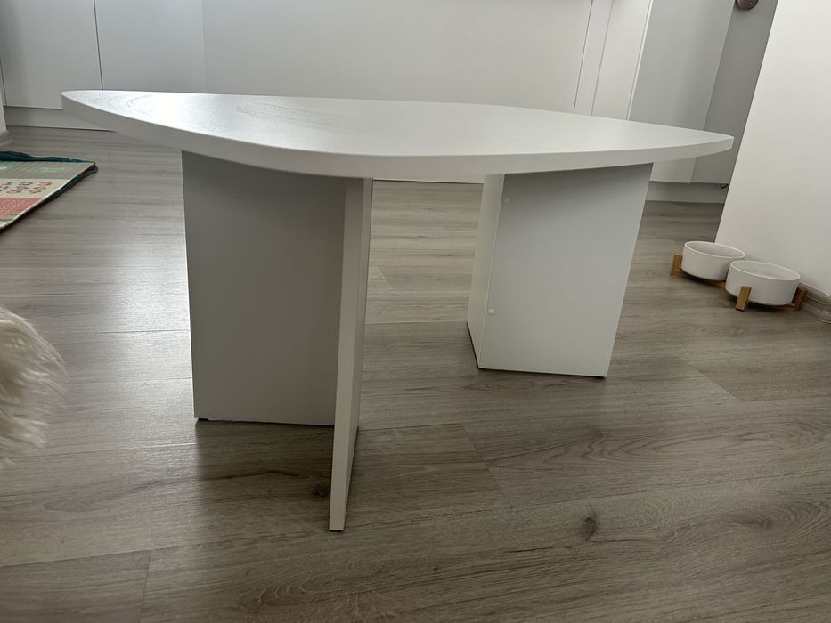 Холна маса без следи от употреба