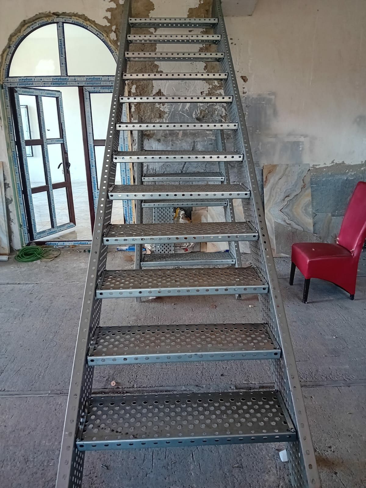 Scară metalică zincata cu balustrada 4mm grosime