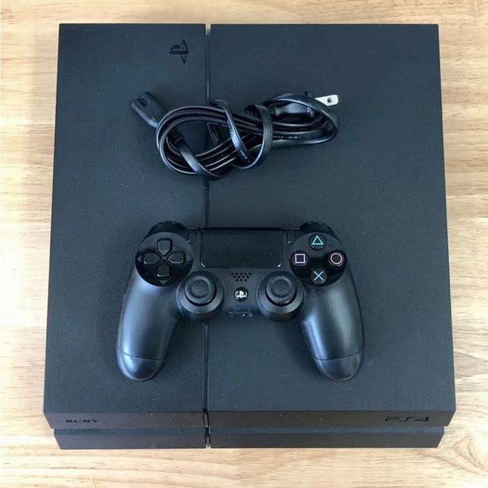 PS4 Pro 1TB + 2 ta kontroller uchun 120$ ga portlatadigan narxda