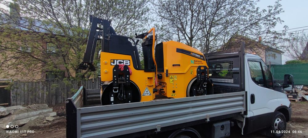 Buldoexcavator de inchiri160 lei,excavato cilindru compactor, cilindru