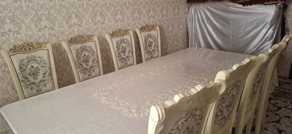 12 kishilik stol stul sotiladi holati yangi 3 yil oldin olingan