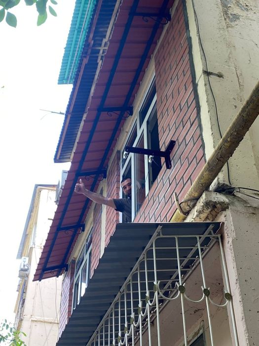 Установка козырьков над  окнами быстро и качественно.