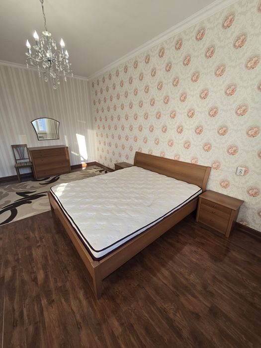Кровать, камод, зеркало, тумбочки