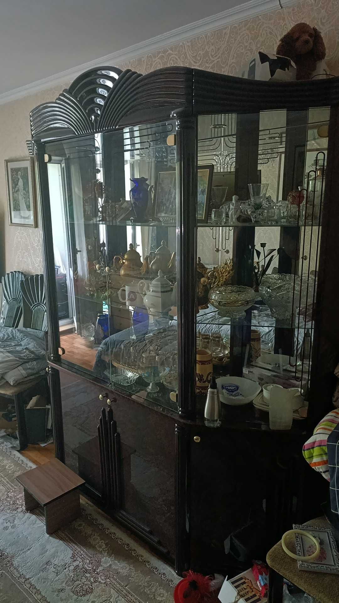 Сервант из дерева.