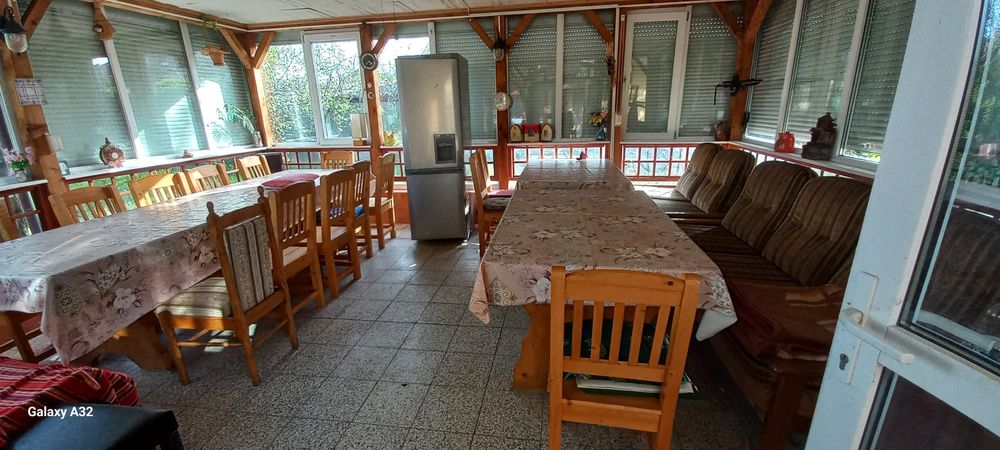 Casa de închiriat intr-o zona liniștită.