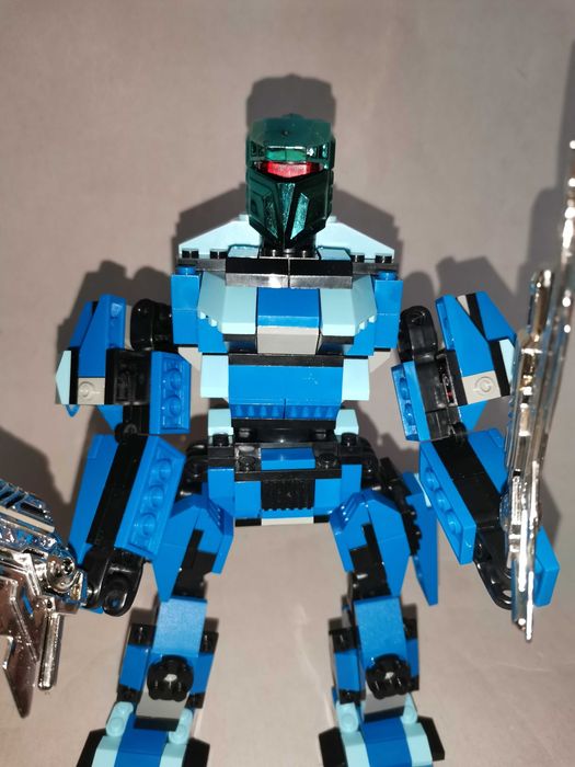 Играчка - робот от над 200 части тип "Лего"