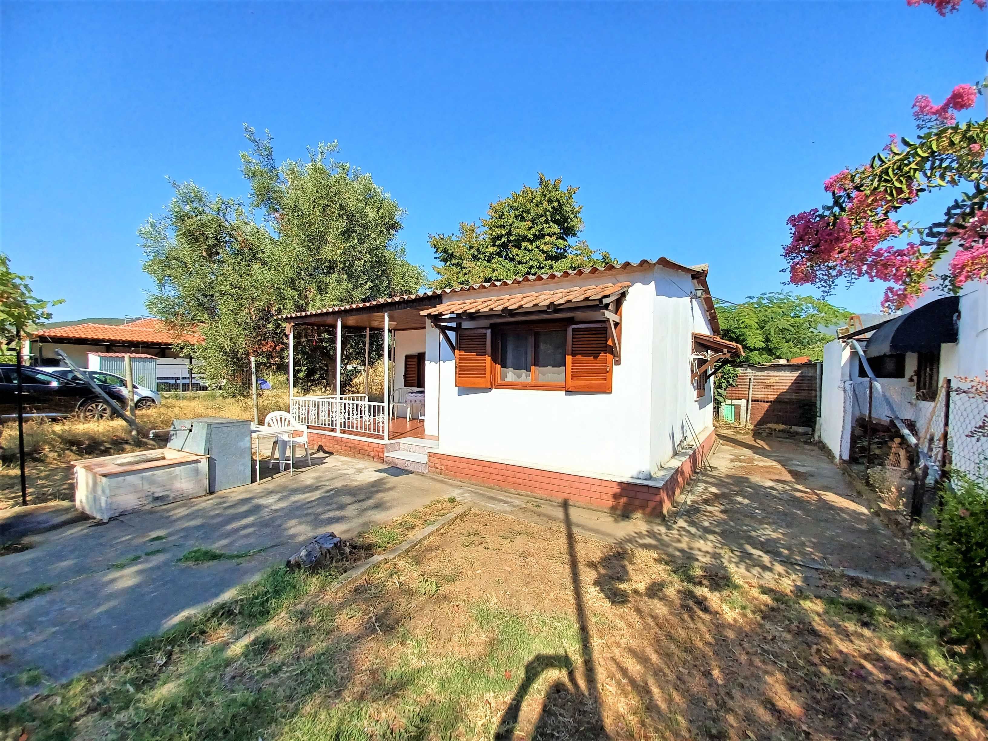 Продава малка къща 50м2 с двор 160м2 в Паралия Врасна, Северна Гърция