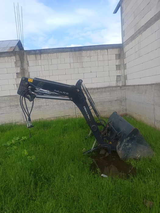 vând încărcător frontal marca Stoll