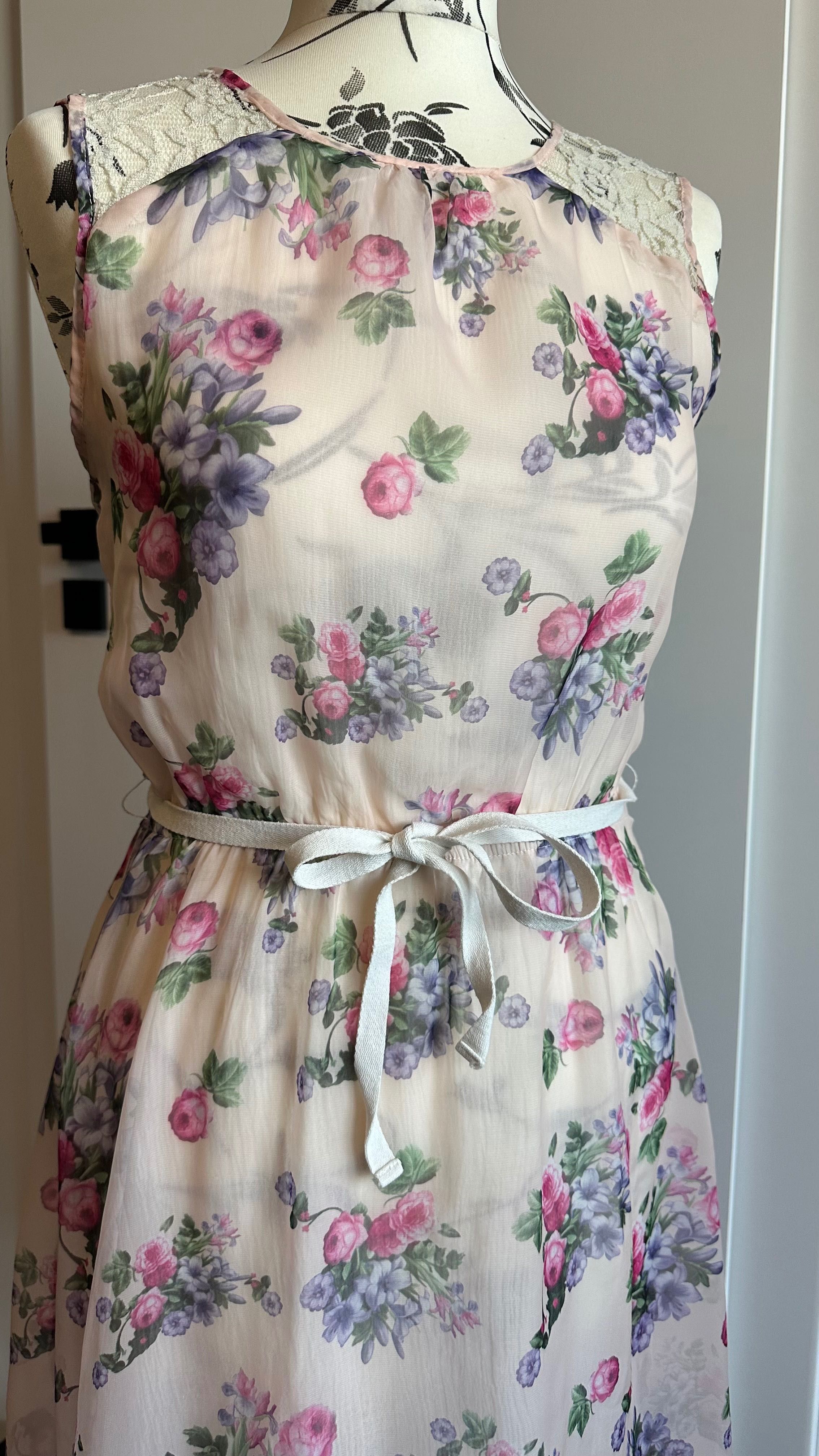 Rochie înflorată cu spate din dantela / S / Preț inițial 50€ = 250 lei