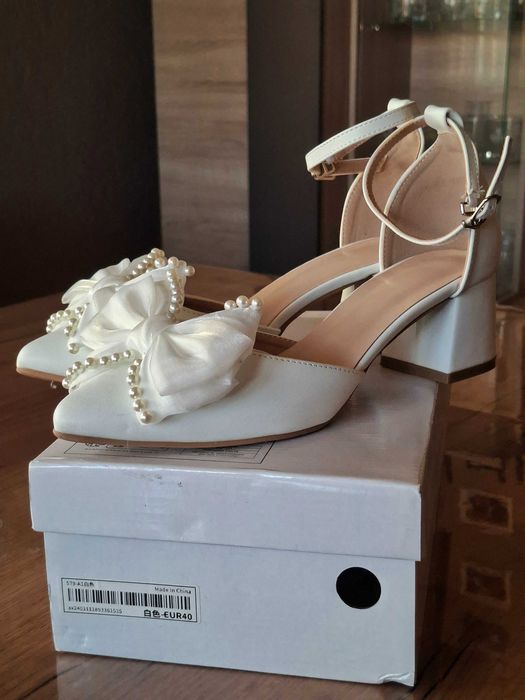 Дамски високи бели обувки