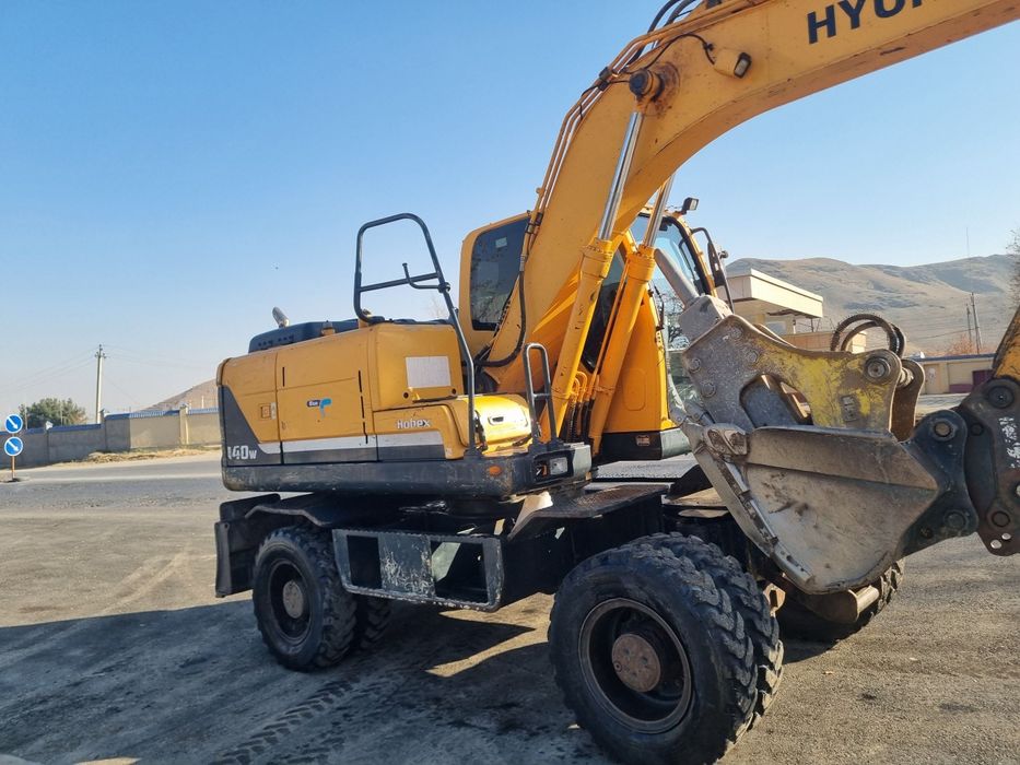 Hyundai 140 Sotiladi