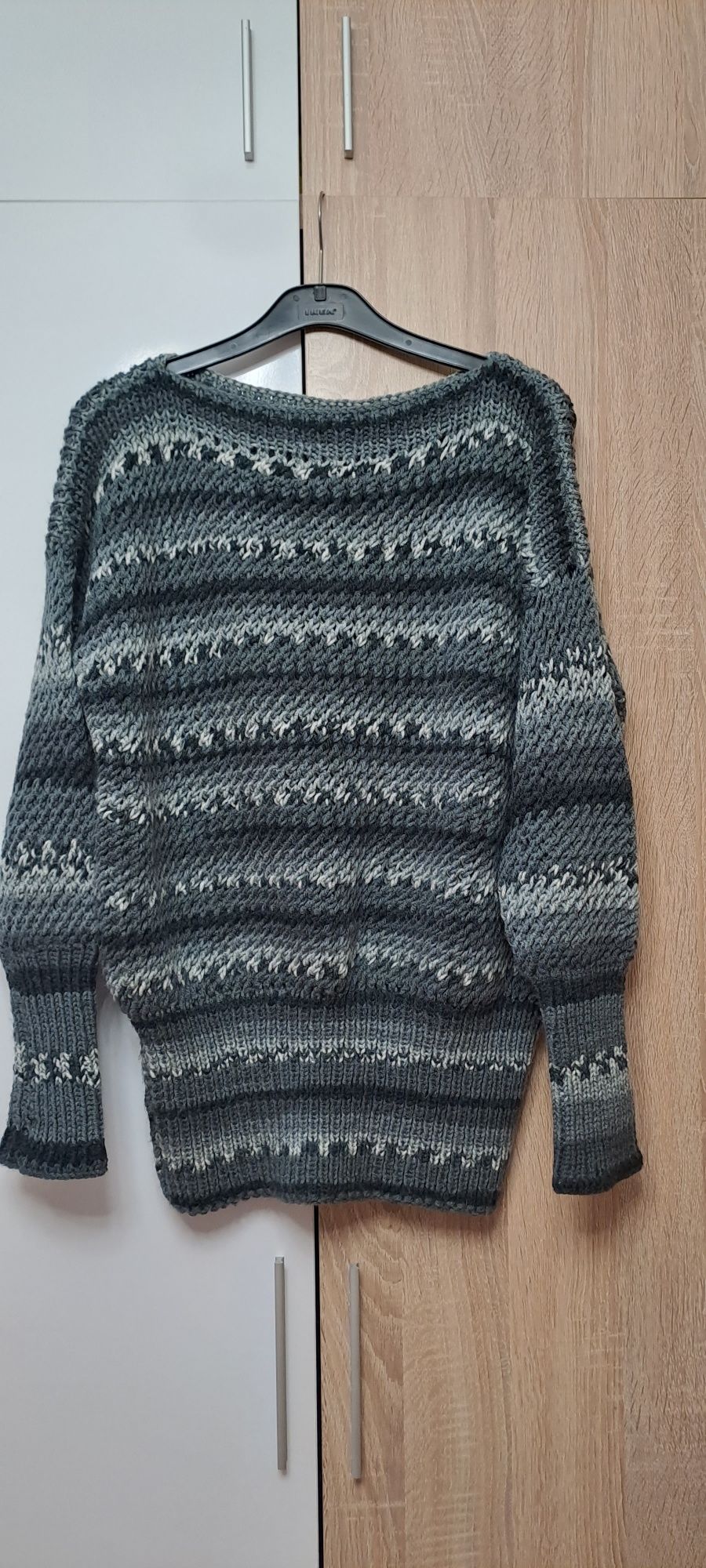 Ръчно плетен пуловер